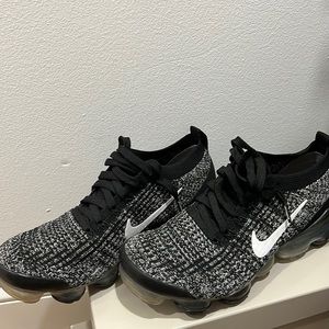 Women Nike flyknit sneaker in oreo